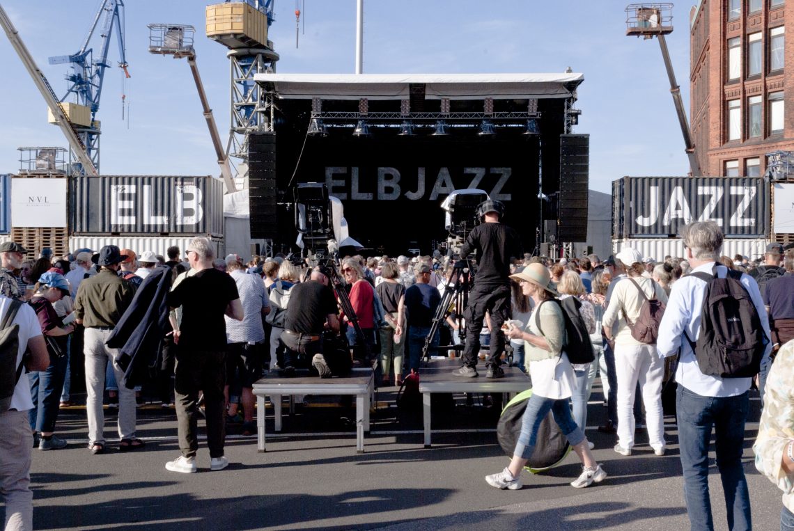 Die Hauptbähne des "Elbjazz"-Festivals in 2023 am ersten Festivaltag auf dem Gelände der Werft "Blohm & Voss".