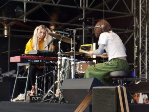Das Duo Domi & JD Beck spielen bei ihrem Auftritt auf der zweiten "Elbjazz"-Bühne im Jahr 2023 Live-Breakbeats jenseits des Jazzrahmens.