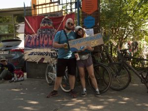Eintritt frei: Mitstreiter der Festival-Organisatoren von "48h Wilhlemsburg" verkaufen Supporter-Bändchen am Eingang zum Hof der Honigfabrik. (Foto: Sebastian Grundke)